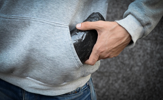 Imagen de boletín: 2 personas son procesadas por presunto tráfico de drogas a gran escala 