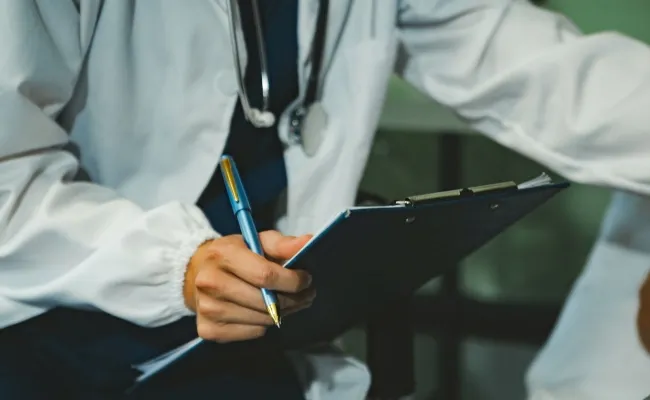 Imagen de boletín: Fiscalía formuló cargos por abuso sexual contra terapista de un centro quiropráctico