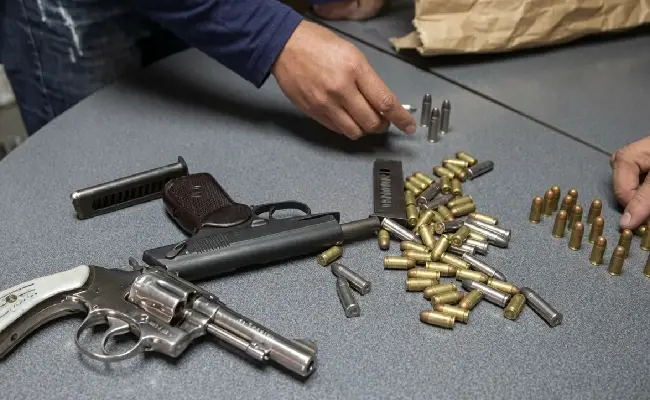 Imagen de boletín: Prisión preventiva para 3 procesados por presunto porte de armas de uso policial