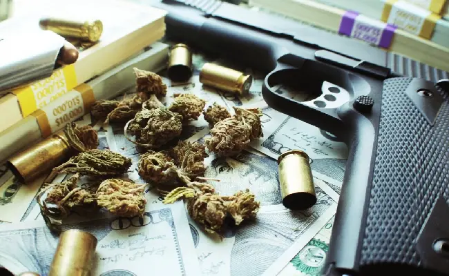 Imagen de boletín: Sentenciado a 15 años de prisión por robo, tráfico de drogas y armas de fuego