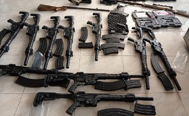 Imagen de boletín: 2 procesados por presunto tráfico ilícito de armas cumplen prisión preventiva